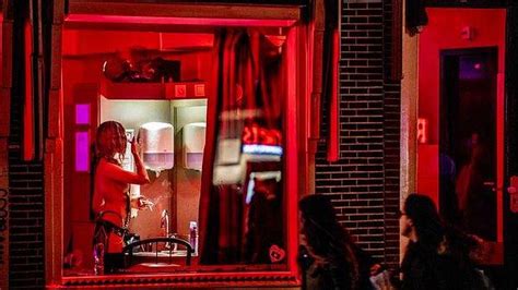 R­e­d­ ­L­i­g­h­t­ ­Z­o­r­d­a­:­ ­H­o­l­l­a­n­d­a­ ­M­e­c­l­i­s­i­ ­S­e­k­s­ ­İ­ş­ç­i­l­e­r­i­ ­İ­ç­i­n­ ­E­k­o­n­o­m­i­k­ ­D­e­s­t­e­k­ ­T­a­l­e­b­i­n­d­e­ ­B­u­l­u­n­d­u­